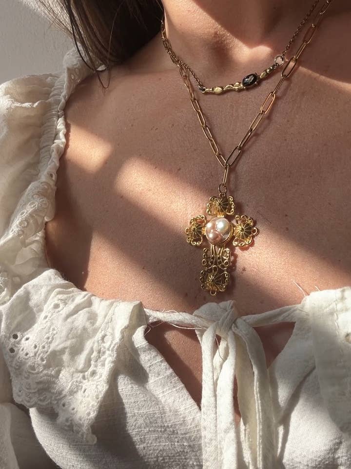 Collana con croce di perle per la vendita all'ingrosso da parte di Evergarden