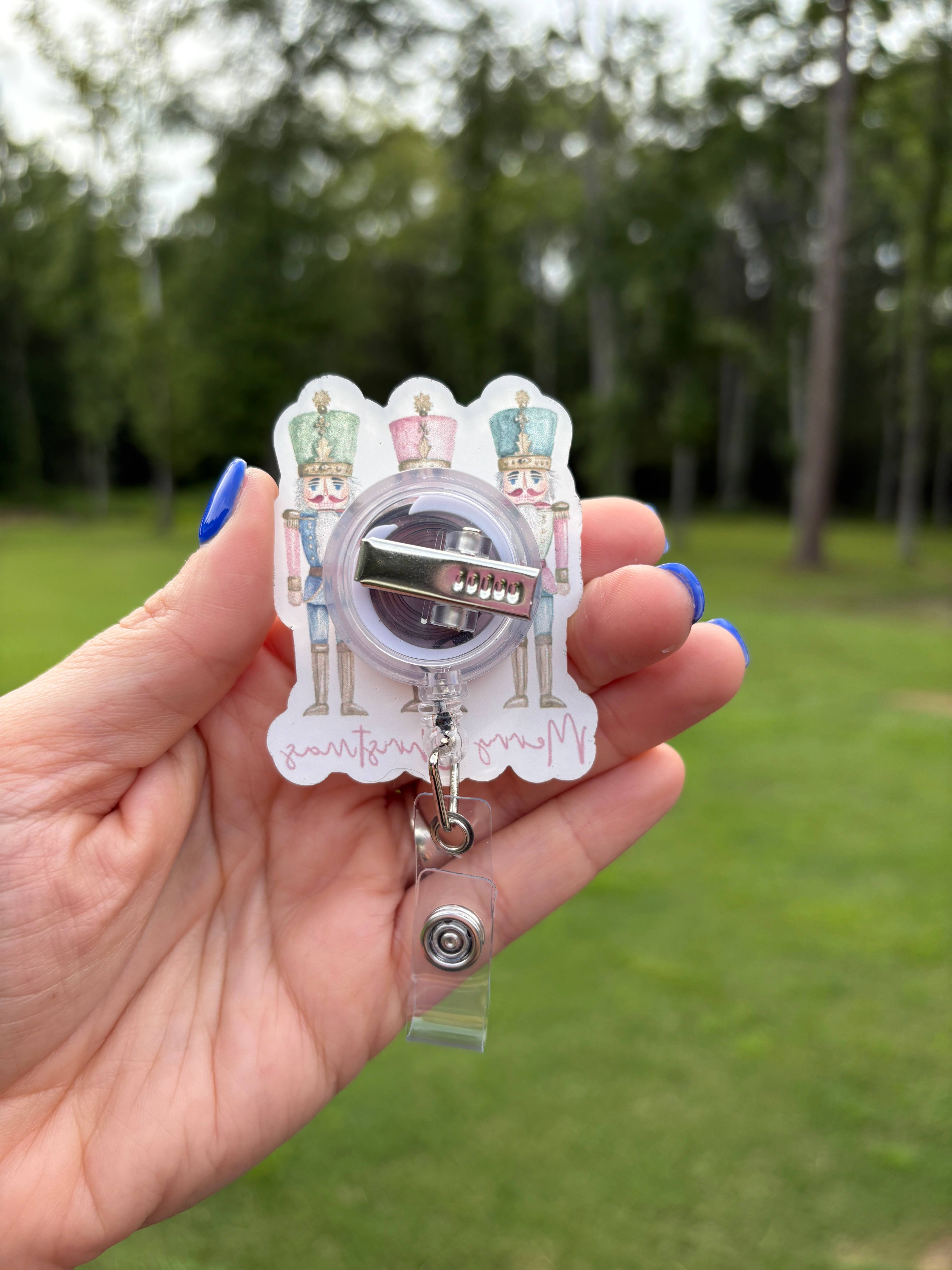 Hello Darling Designs – Engroshandel Badgetilbehør - Dame – Pastel Nøddeknækker Trio Akryl Kortholder1