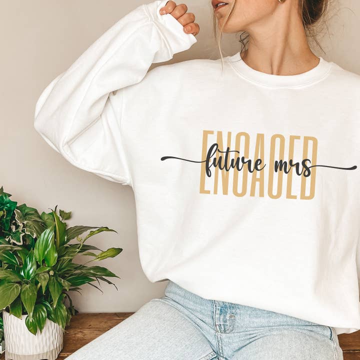 Sweat-shirt de fiançailles Mr Mrs Shirts Future Mrs Shirts pour la vente par Roll.Flow.Infinite.