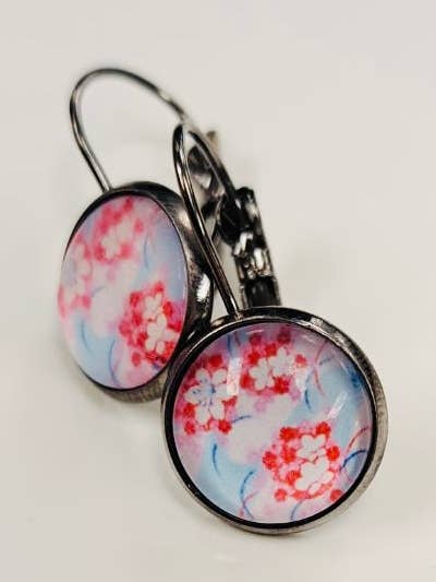 Zarte Hibiskus-Cabochon-Tropfenohrringe für den Großhandel von Tumbled Earth Inc.