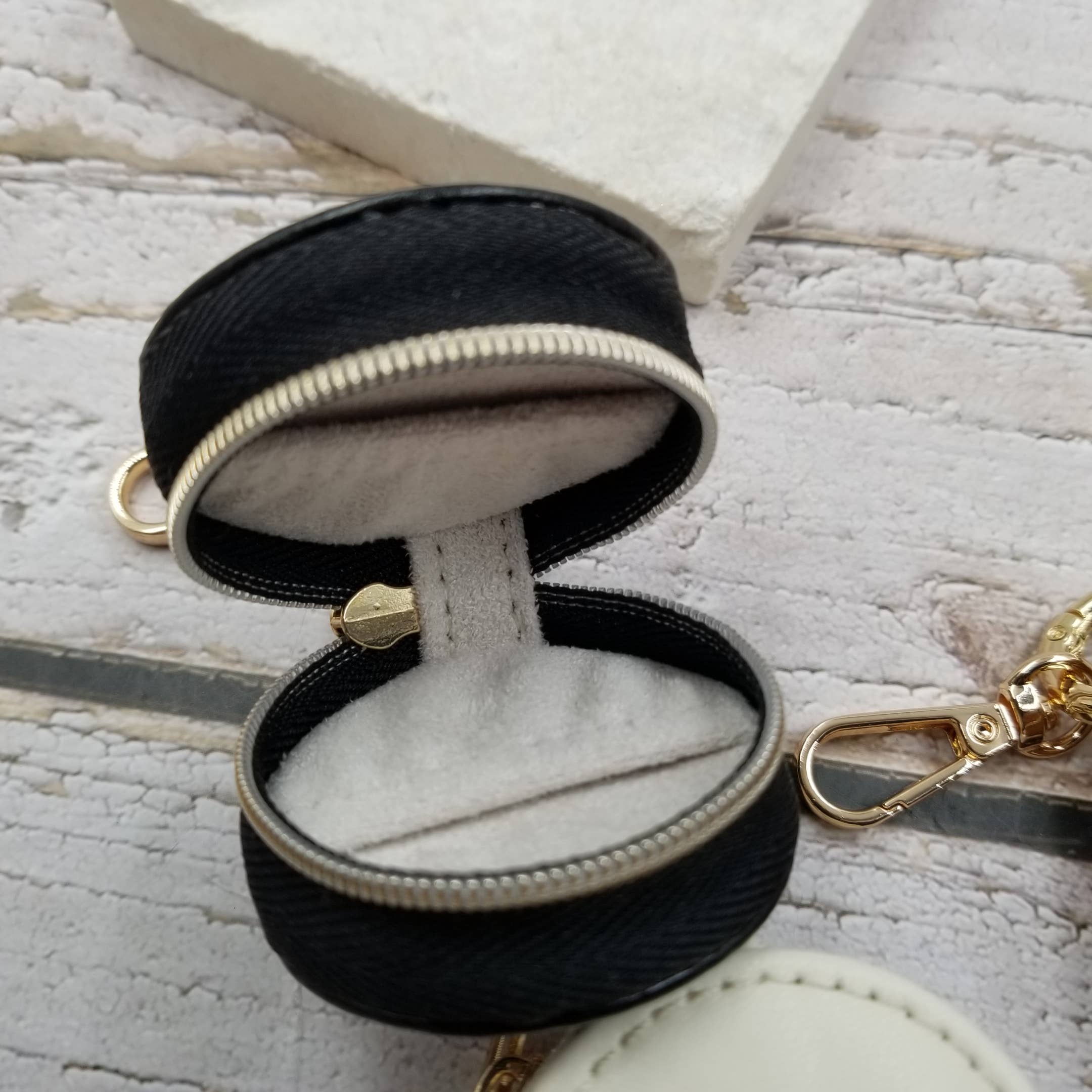 Treasure Wholesale - Wholesale Jewelry Box/Organizer - Portable Travel Mini Leather Jewelry Box2