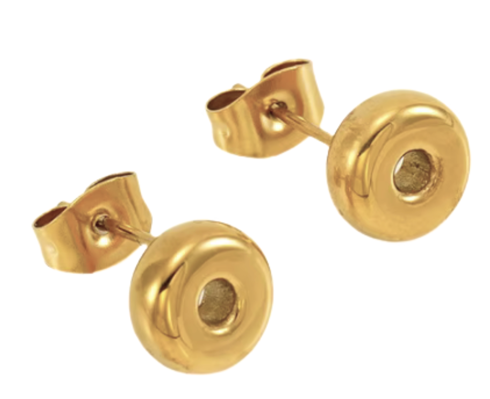 Gult guld HoopLa boblebogstav mini ørestikker i stål med 18K guld for engroshandel på Faire16