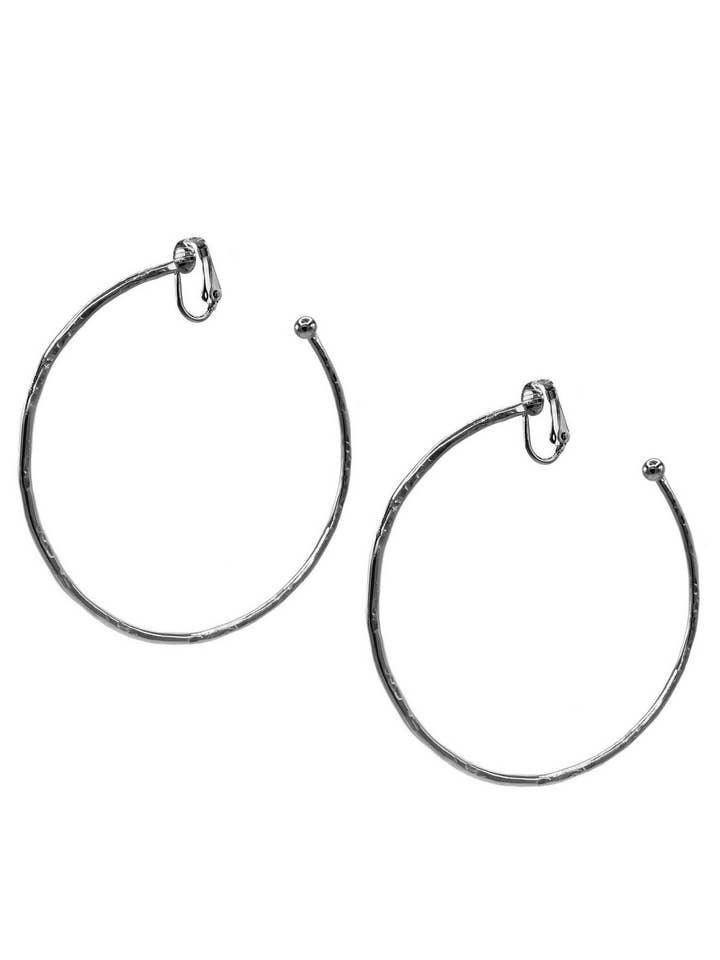 Boucles d'oreilles créoles à clips Hooptastic moyennes en argent pour la vente par JAREDJAMIN