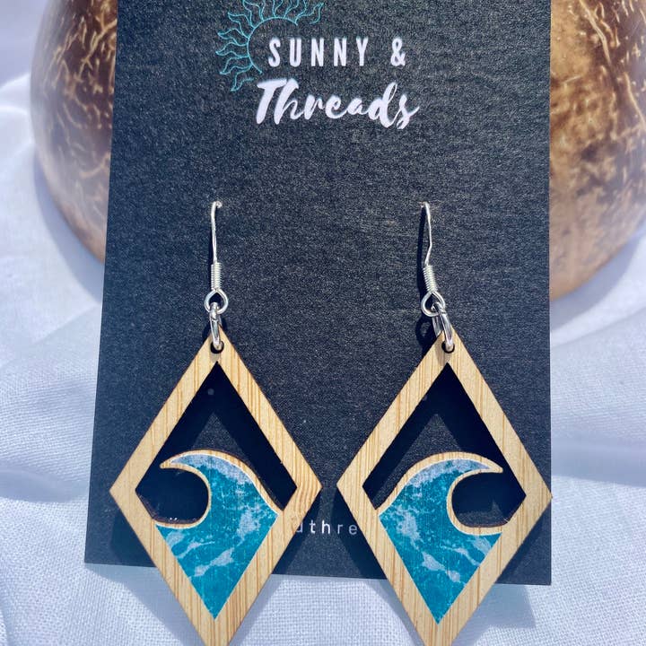 Sunny & Threads - Wholesale Dangle earrings - Wave Dangles | Amora2