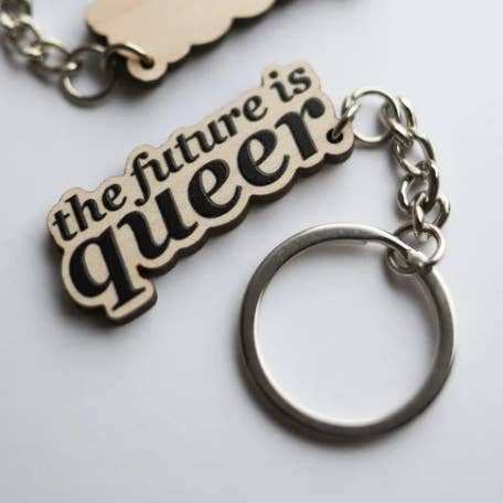 Il futuro è queer | Portachiavi in legno LGBTQ+ per la vendita all'ingrosso da parte di Conscious Euphoria