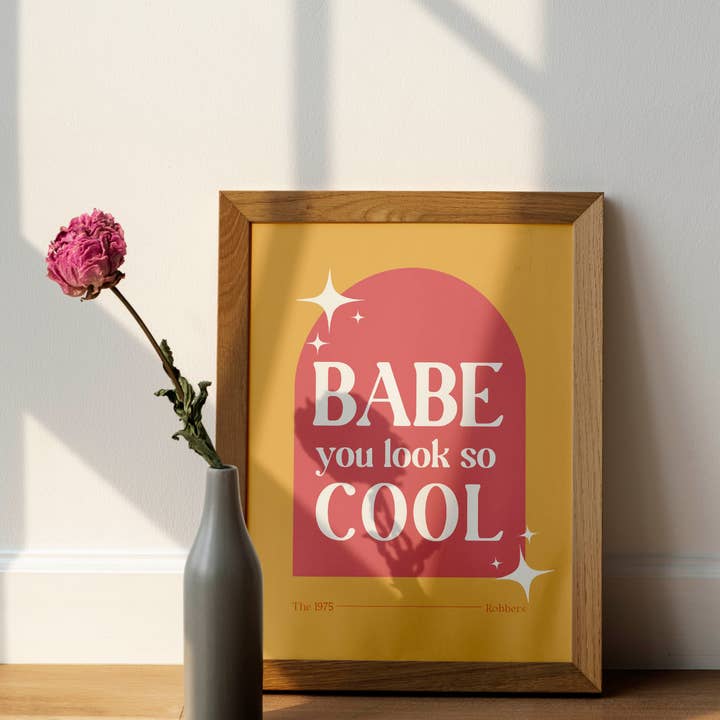 Babe You Look So Cool Art Print, a arte de parede inspirada em 1975 por atacado de Abate Graphics