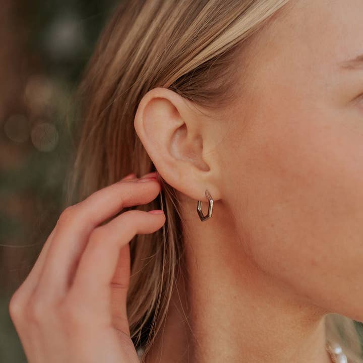 Mauve Jewelry Co. - Wholesale Huggie oorbellen - Hexagon knuffels