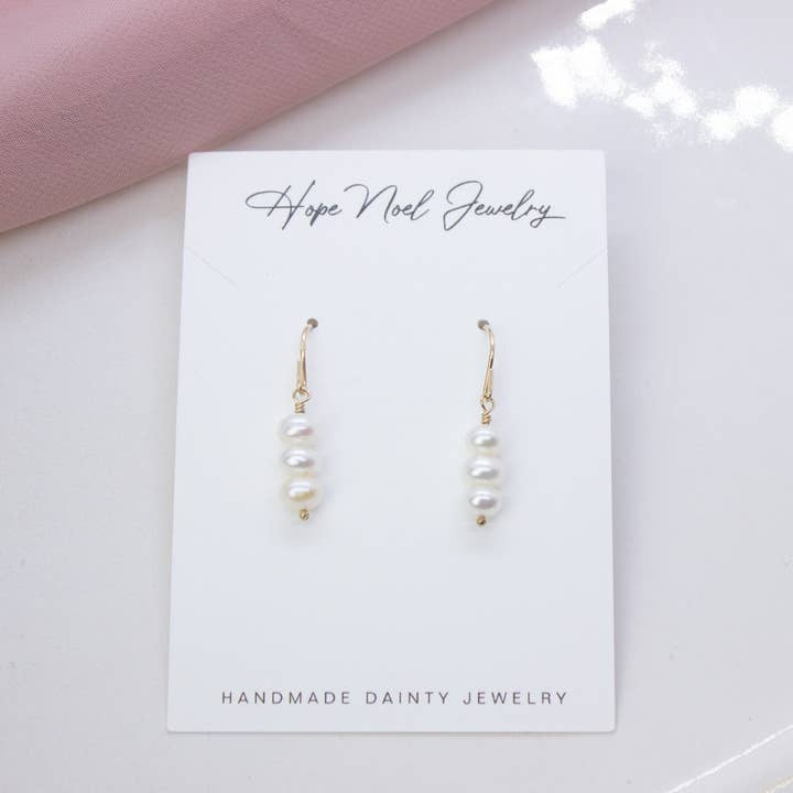 Trinity Pearl dingler for engroshandel hos Hope Noel Jewelry