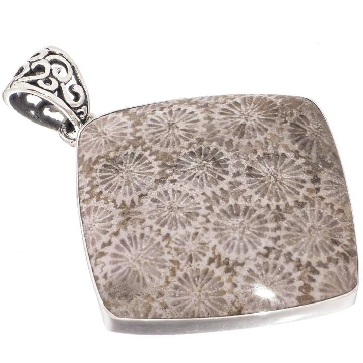 Ciondolo in argento sterling 925 con grande motivo floreale in corallo fossile, 1 9/16" per la vendita all'ingrosso da parte di FifiRose
