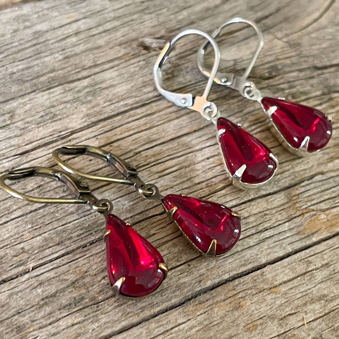 Christine Stoll | Altered Relics - Vente Boucles d'oreilles pendantes - Boucles d'oreilles en strass vintage rouge rubis foncé2