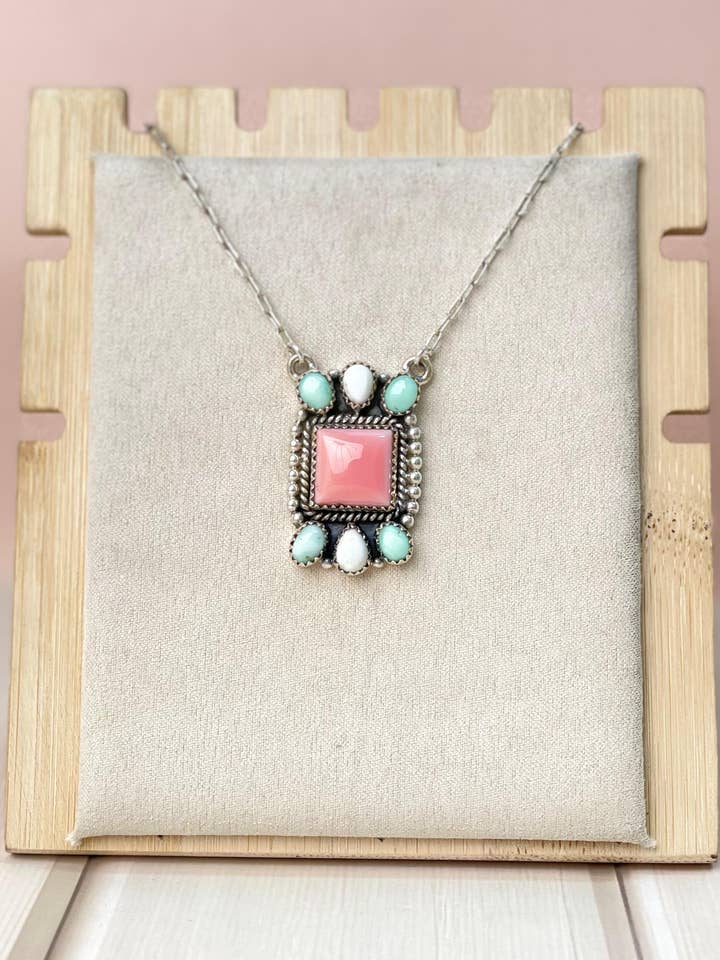 Collana a barretta quadrata Paloma, Conchiglia & Bufalo Bianco per la vendita all'ingrosso da parte di Krush Kandy