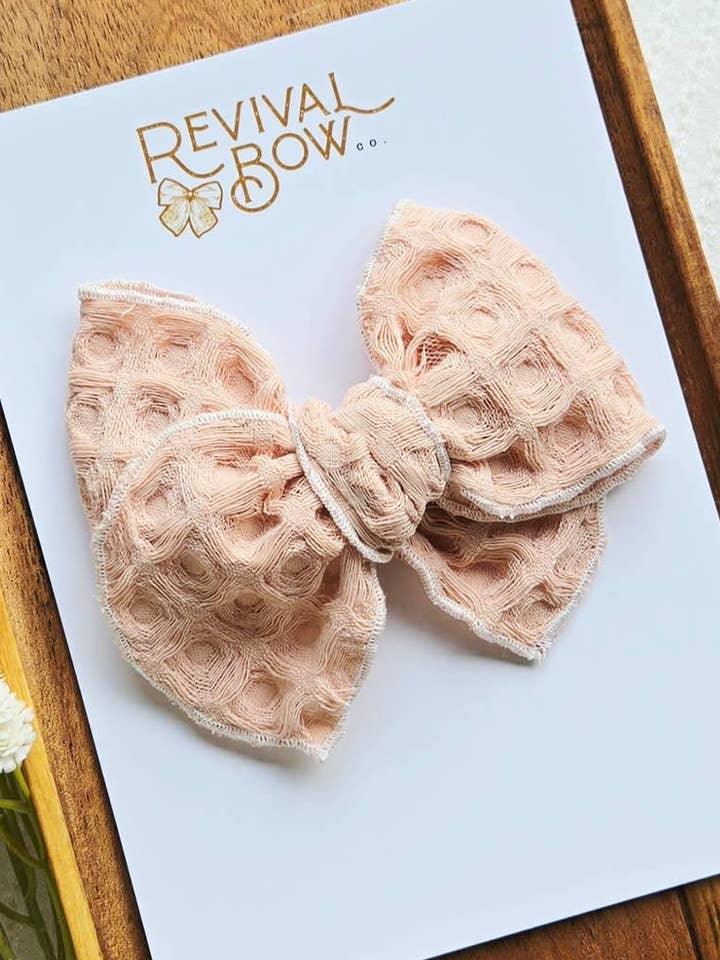 Fable Bow sur Clip • Blush Waffle pour la vente par Revival Bow Co.