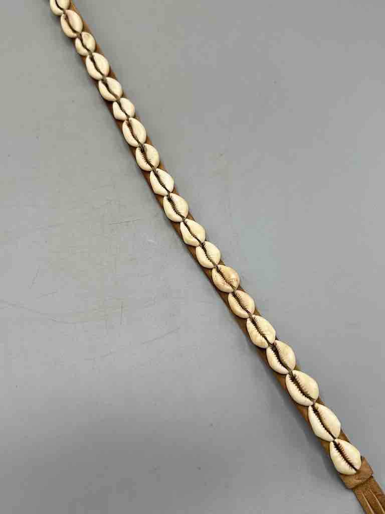 The Niger Bend – Großhandel Gürtel – Damen – Schmaler afrikanischer Krawattenverschluss aus echtem Kaurimuschelleder36