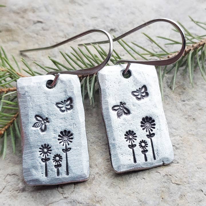 Boucles d'oreilles fleur, estampillées à la main pour la vente par Kathryn's Collection