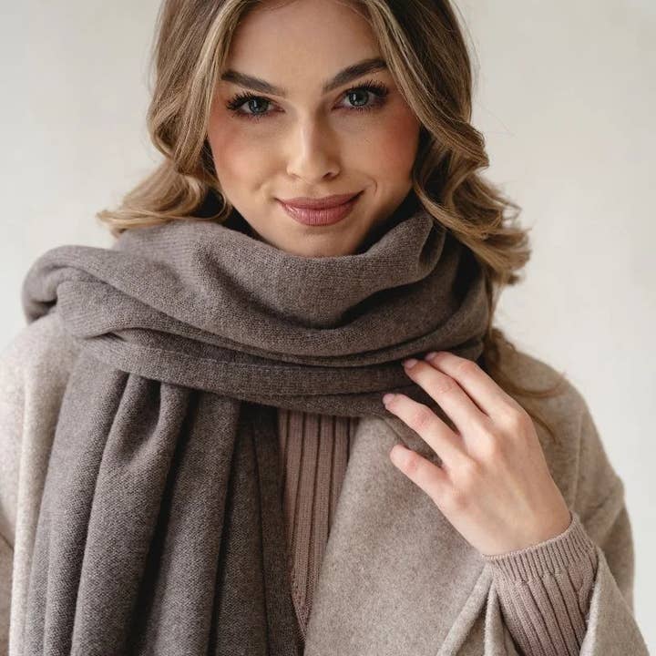 Cashmere & Merino Wool Scarf – Elegance and Warmth Combined and other Purchase Wholesale schal. Free Returns & Net 60 Terms on Faire trending on Faire.