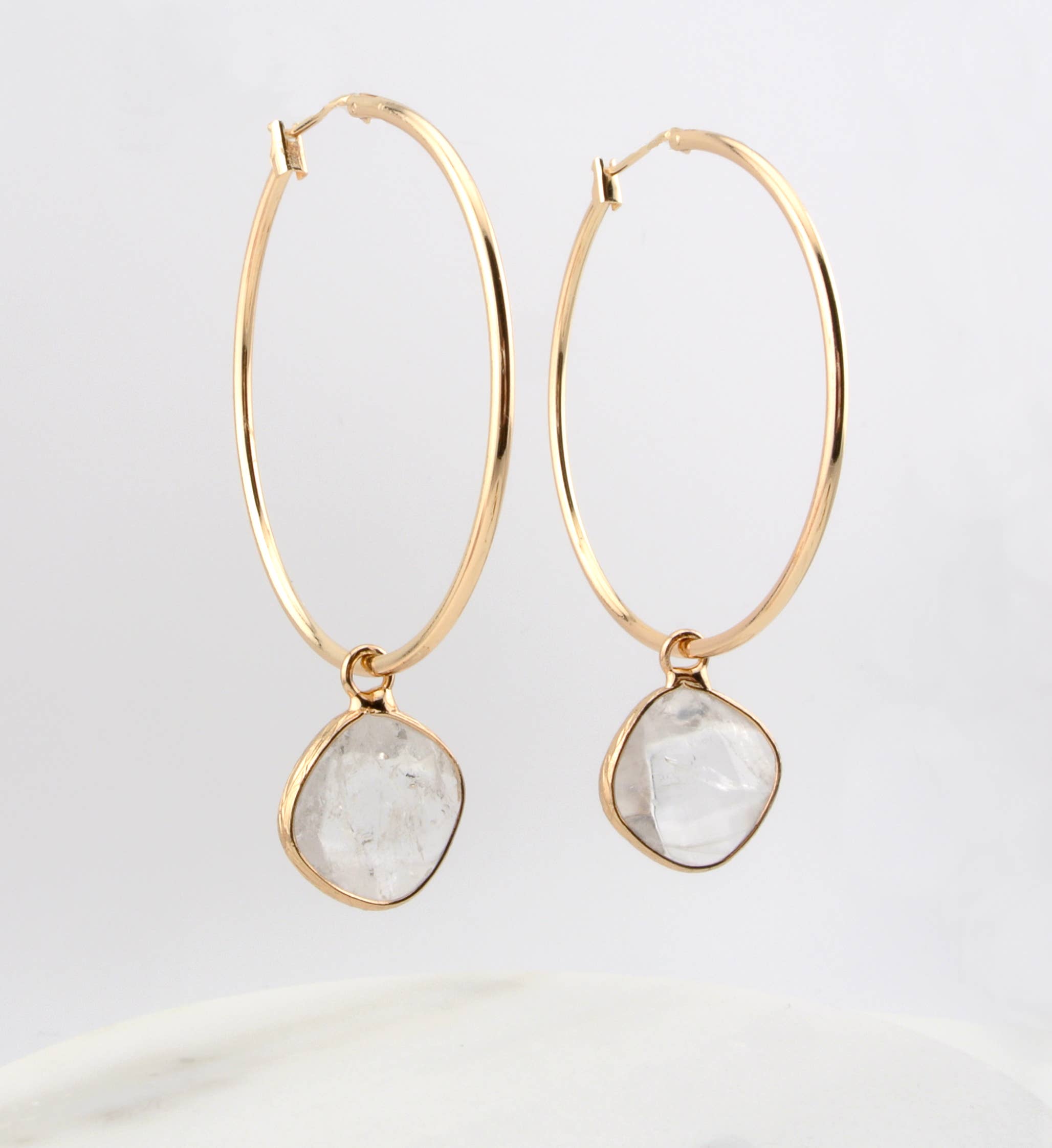 Edgy Petal Jewelry - Vente Boucles d'oreilles pendantes - Grandes créoles luxueuses en or avec pendentifs en quartz0