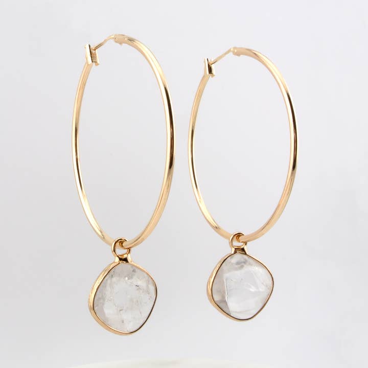 Grandes créoles luxueuses en or avec pendentifs en quartz pour la vente par Edgy Petal Jewelry