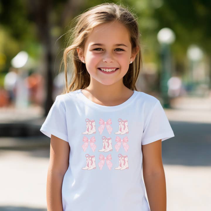 Chemise avec nœuds et bottes pour enfants Coquette pour la vente par The Landing @ Fusion