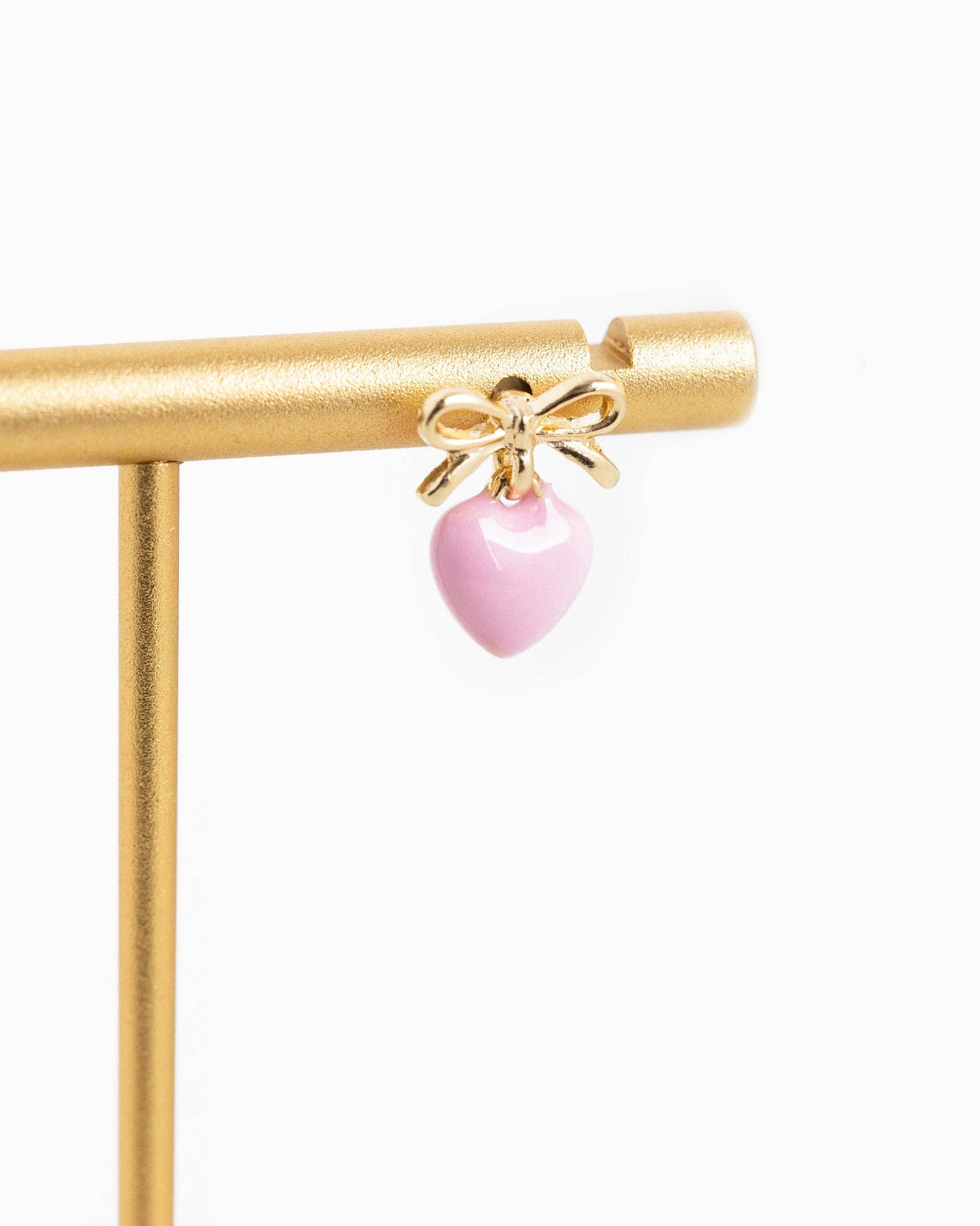 Sessori – Großhandel Ohrhänger – Winzige Schleifen- und Herzanhänger-Ohrringe mit Epoxidüberzug5