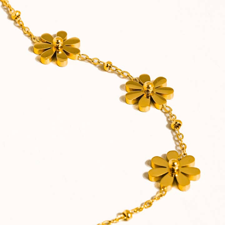 Suzette 18K Gold Non-Tarnish Dainty Daisy Necklace for wholesale on Faire