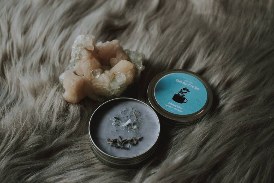 Midnight Raven Studios - Vente Bougies de voyage - Bougie en étain Chill the F*ck Out - Bougie Spell - Lavande2