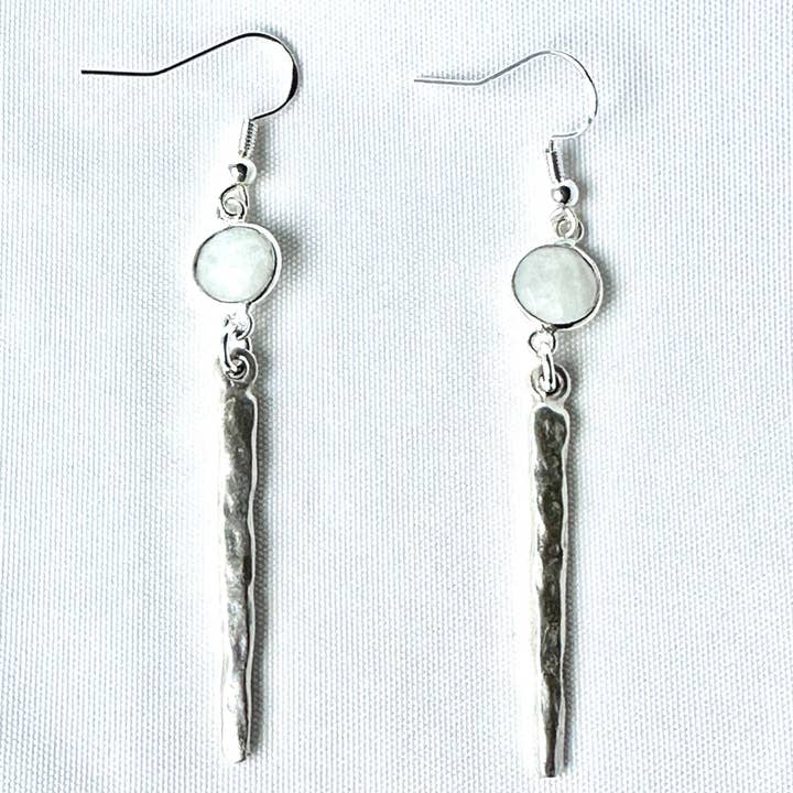 Boucles d'oreilles Moonstone Glimmer pour la vente par Gillian Inspired Designs