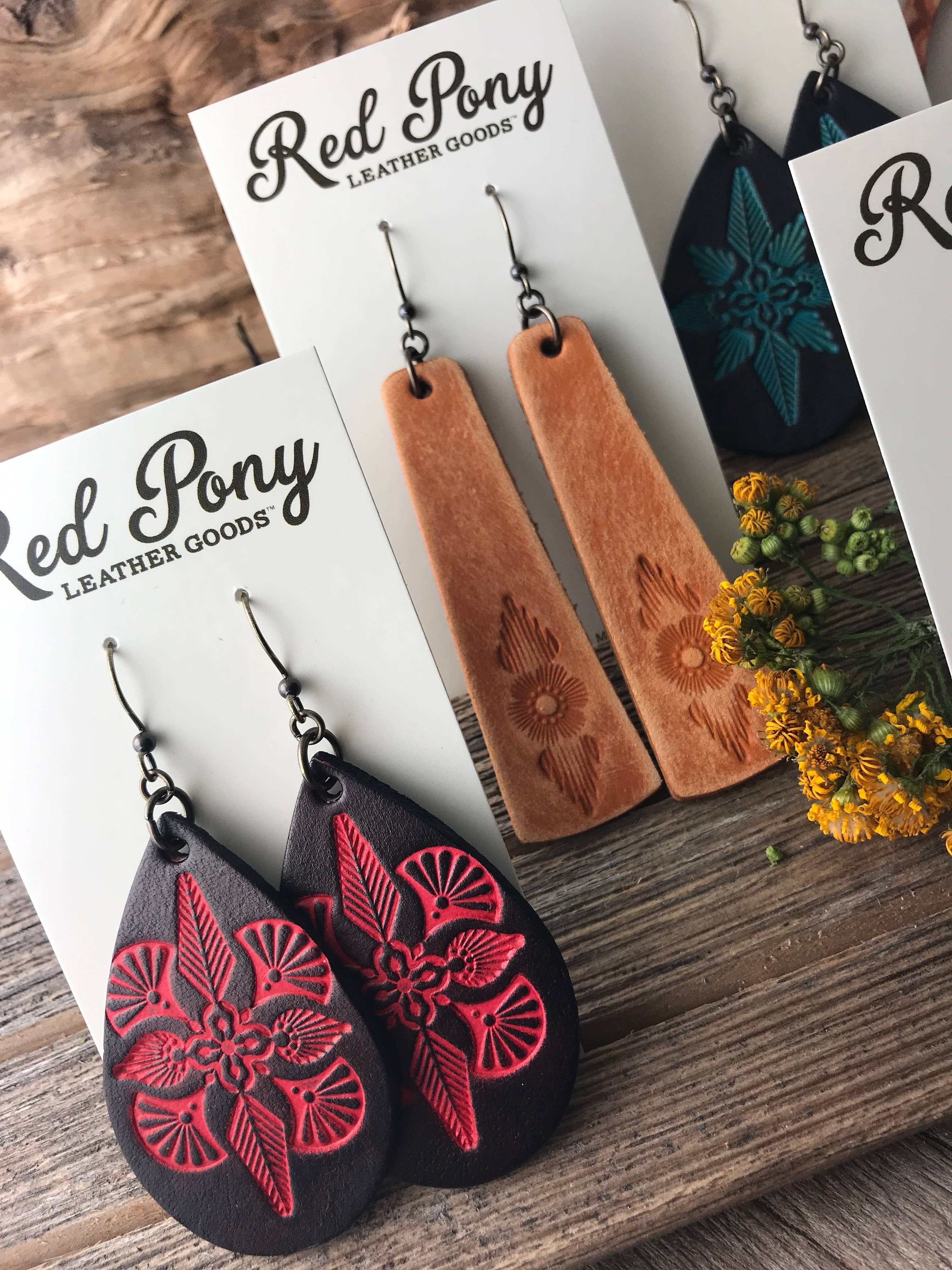 Red Pony Leather Goods – Engroshandel Hængeøreringe og creoløreringe – Håndværktøj Mandala læder øreringe i lyse farver7