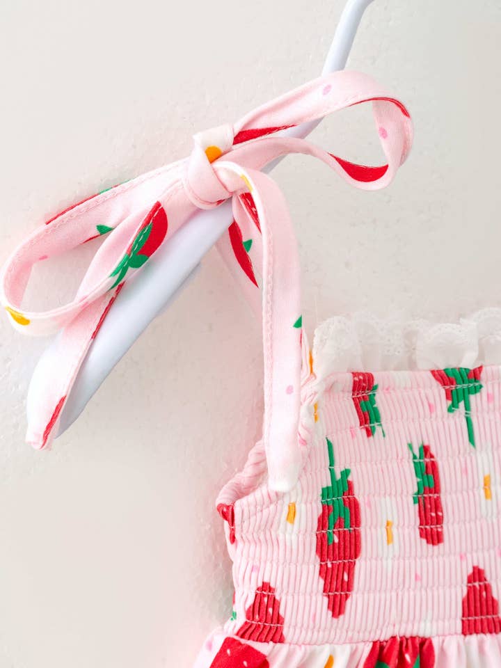 littleoneusa - Vente Ensemble de vêtements – bébé - Ensemble barboteuse à volants en dentelle smockée pour bébé fille avec fleurs de fraise roses2