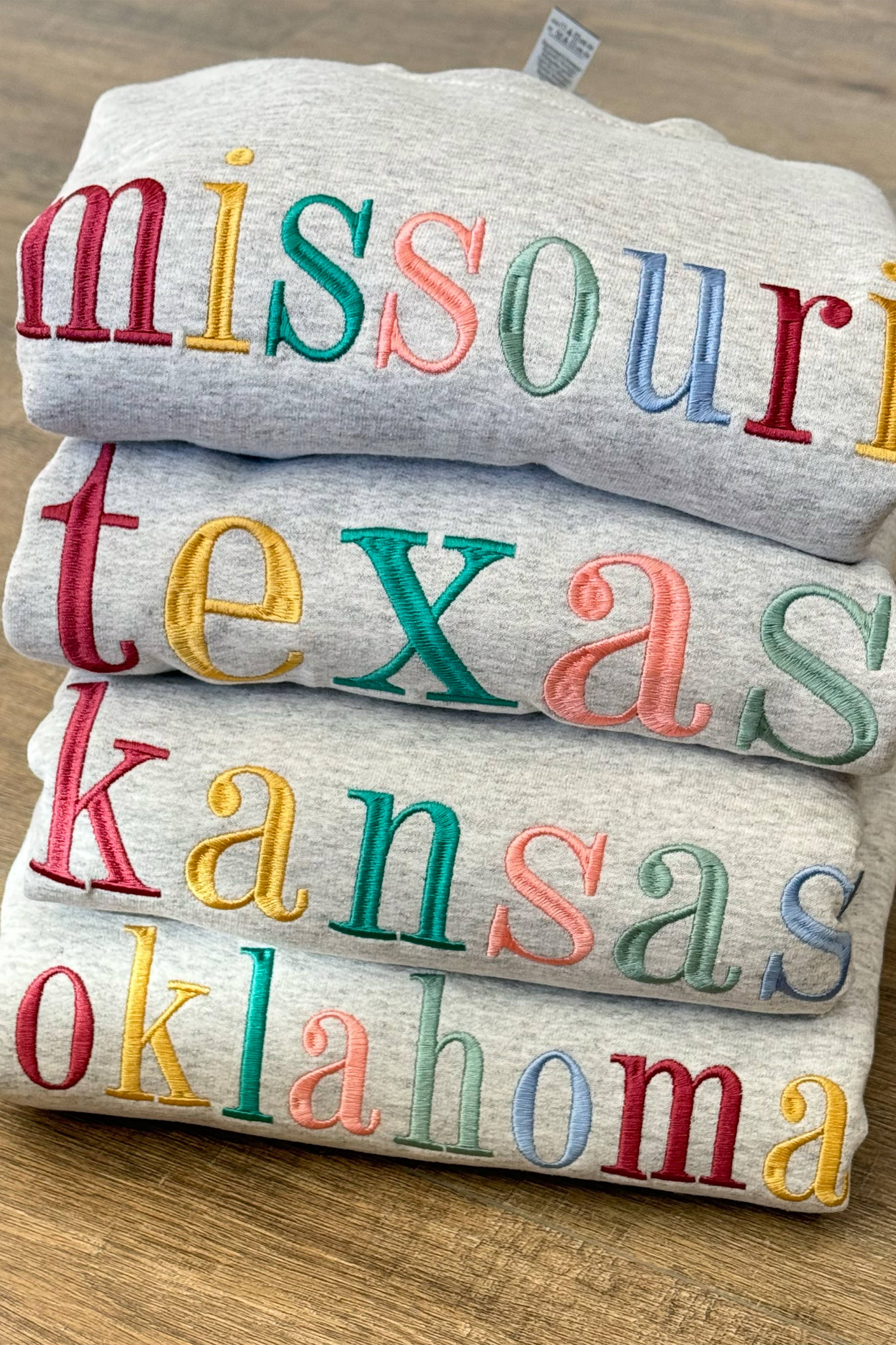 Spirit+Tribe - Vendita all'ingrosso Felpa - Donna - MAGLIONE DI STATO RICAMATO PERSONALIZZATO2