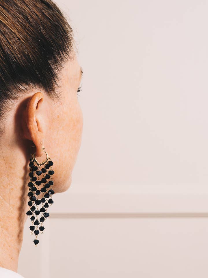 Murial Crystal Drop örhängen | 18K guldplätering | Jet för wholesale av Janna Conner