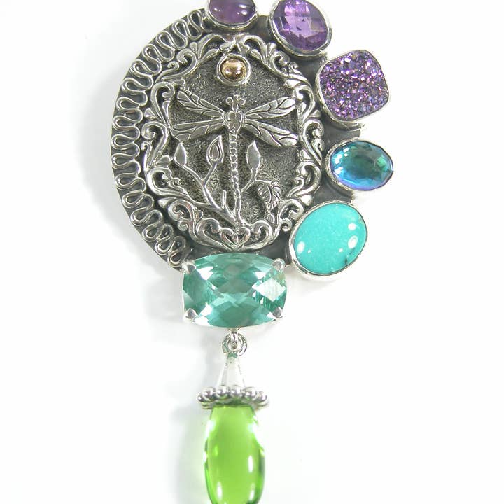 Pendente a forma di drusy turchese rivestito in titanio con ametista libellula per la vendita all'ingrosso da parte di Amy Kahn Russell