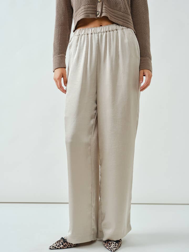 MAP3096 KREUKEL SATIJN RELAXTE BROEK voor wholesale door Aaron & Amber