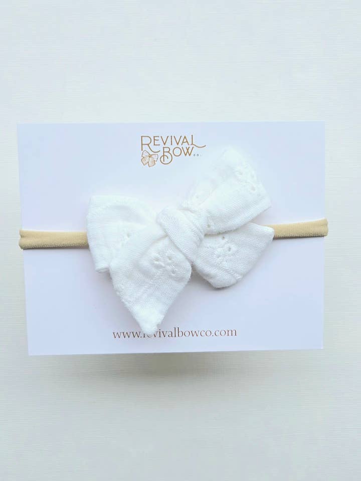 Kleine Windrad-Schleife auf Stirnband • Bestickte weiße Gaze für den Großhandel von Revival Bow Co.