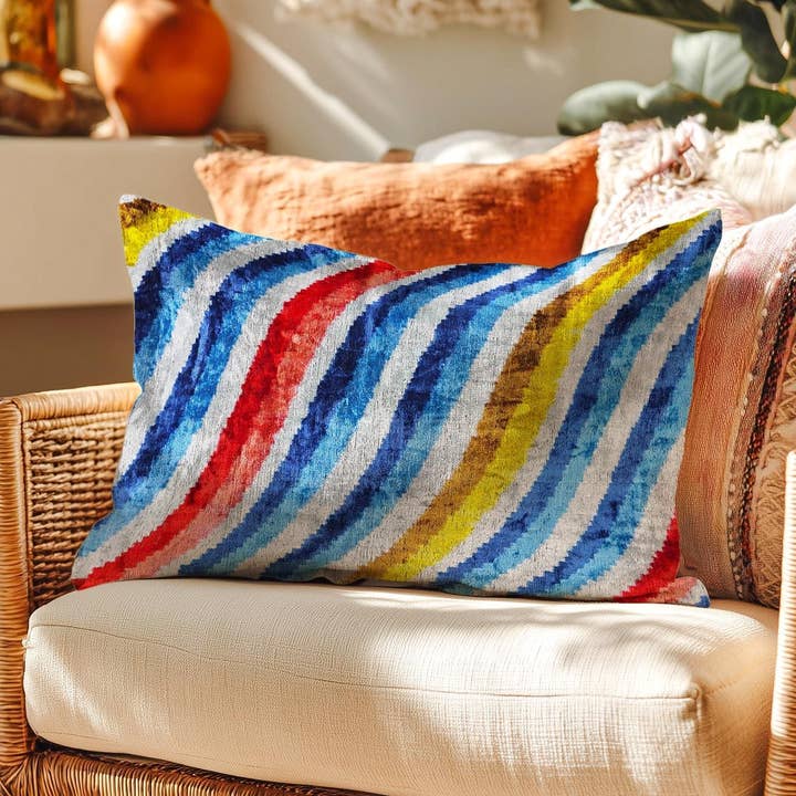 Cojín de Terciopelo Ikat Tejido a Mano: Ola Arcoíris - Valparaíso para venta al por mayor de Samarra Home