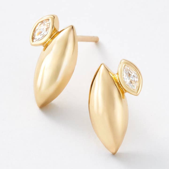 Azalea Gouden Oorstekers (Verzending half september) voor wholesale door Sara Patino Jewelry