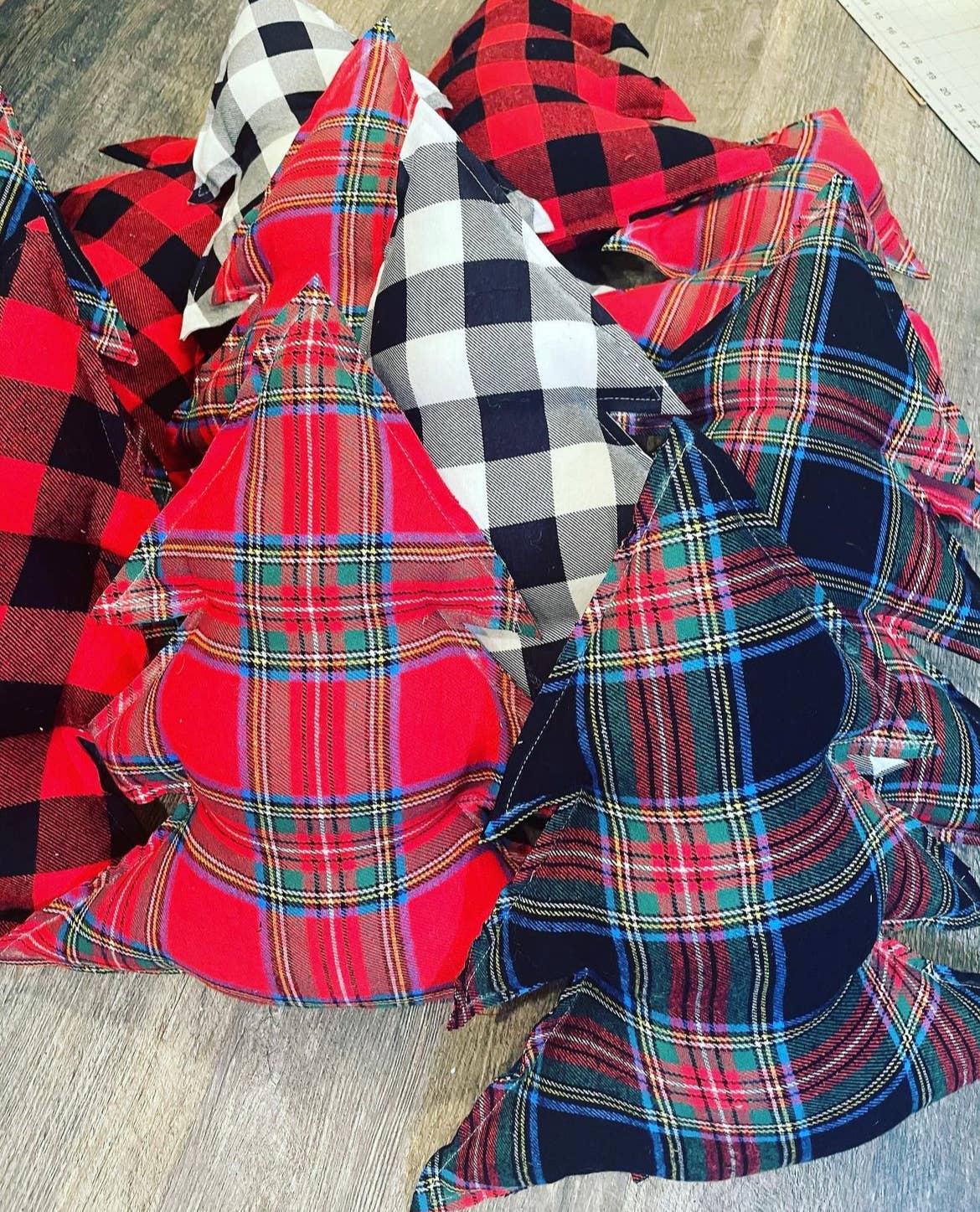 Rosemary's Baby M.E.K. - Vente Coussin décoratif - Oreiller de saison des fêtes en flanelle à carreaux avec arbre de Noël rembourré2