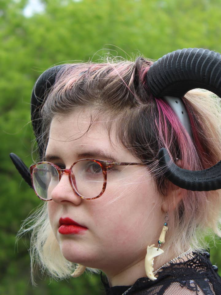 Corna di ariete forate per la vendita all'ingrosso da parte di Goblin Market Studio