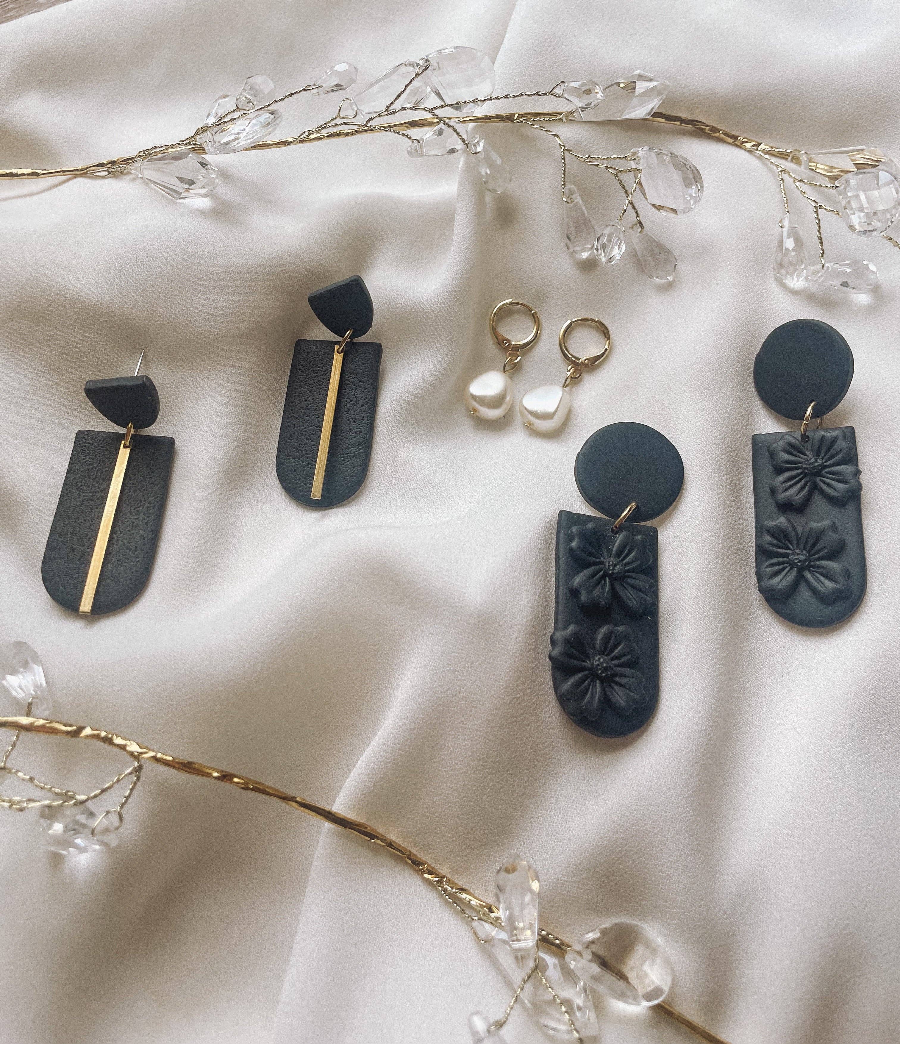 Placed by Grace - Vendita all'ingrosso Orecchini pendenti - Orecchini monocromatici floreali neri2