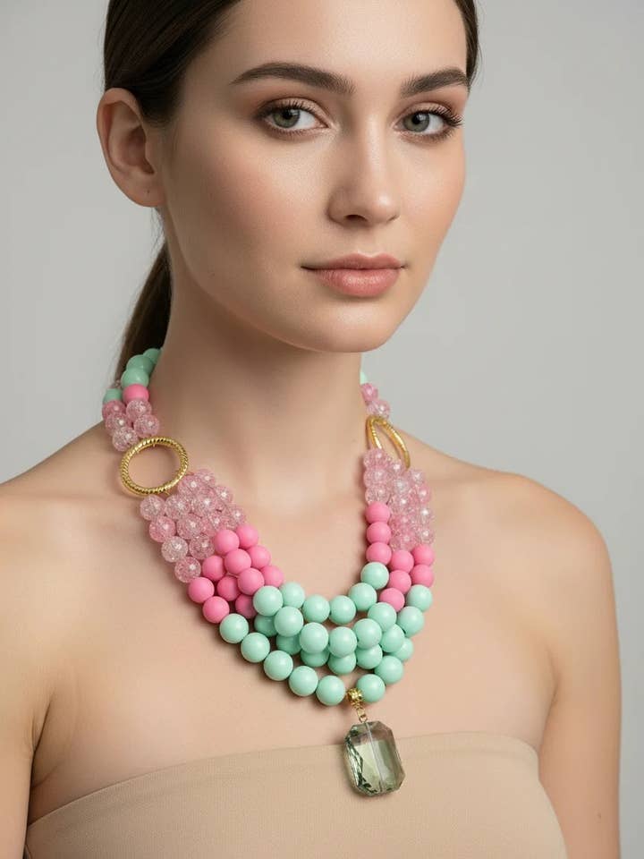 Collier à perles superposées rose et vert avec pendentif en verre pour la vente par Designed By Risha