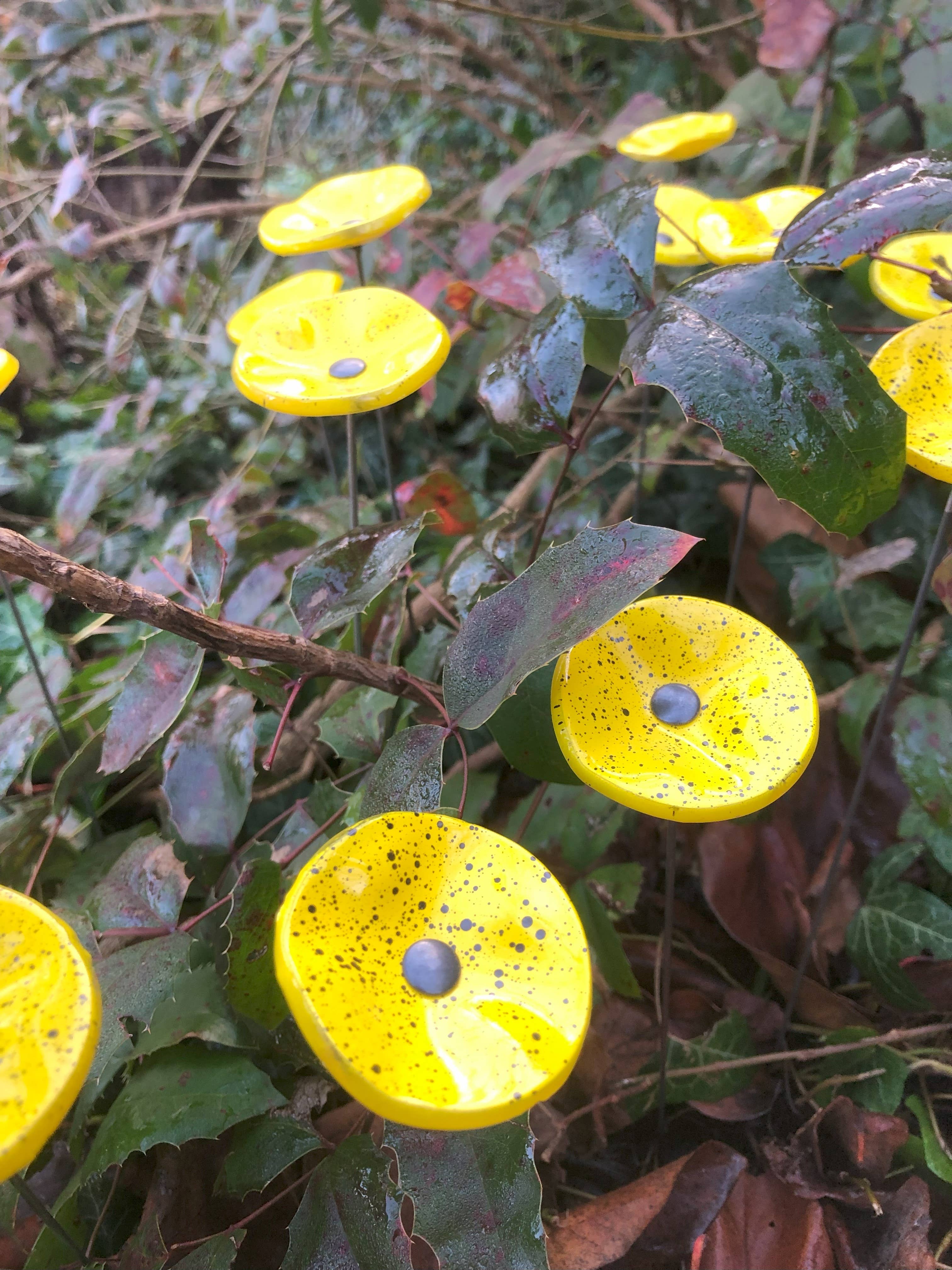 CARNEOL GLASS - Wholesale Garden/Lawn Stake - Small Glass Flower For Outside IN yellow-black1