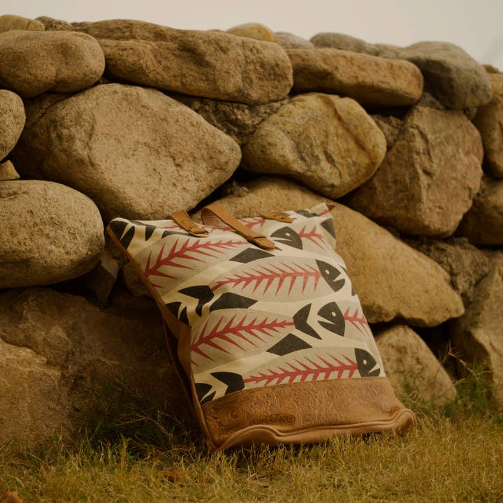 Tote en toile vintage avec imprimé arête de poisson rouge pour la vente par ANNGOTI