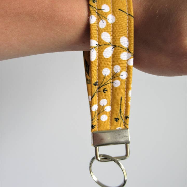 Thread and Purls – Großhandel Schlüsselanhänger – Damen – Schlüsselanhänger-Armband, Stoff-Armband-Schlüsselbund, Gelber Schlüsselanhänger, Handgelenkband, Schlüsselanhänger-Armband, Blumen-Armband-Schlüsselbund2