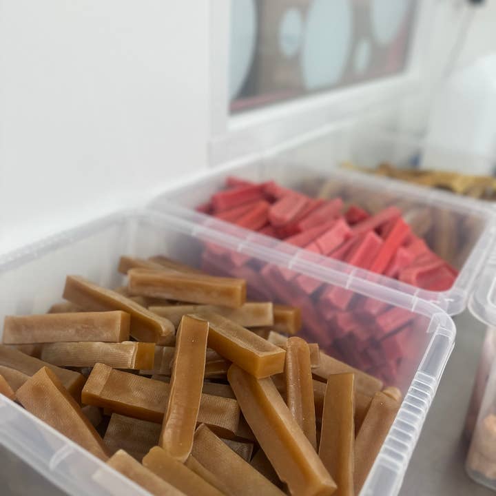 BULK Yak Chews medium size sold by the kg for wholesale by Apex Pet Products (Meaty Bubbles)