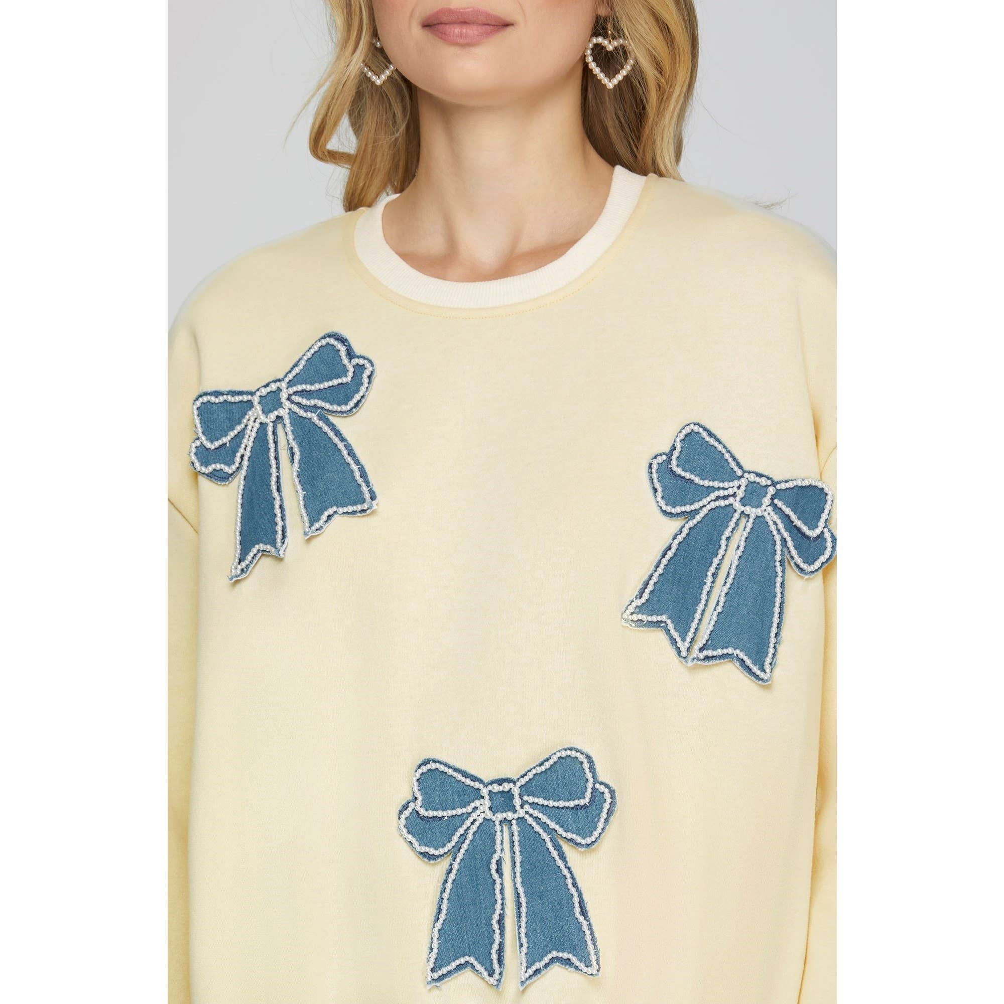 CREME BLUSA DE CAMISOLA JEANS COM REMENDO para venda a revendedores na Faire4