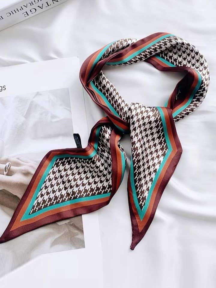 Écharpe Longue en Satin à Motif Pied-de-Poule Vintage DP25G412 pour la vente par Dipped Shop