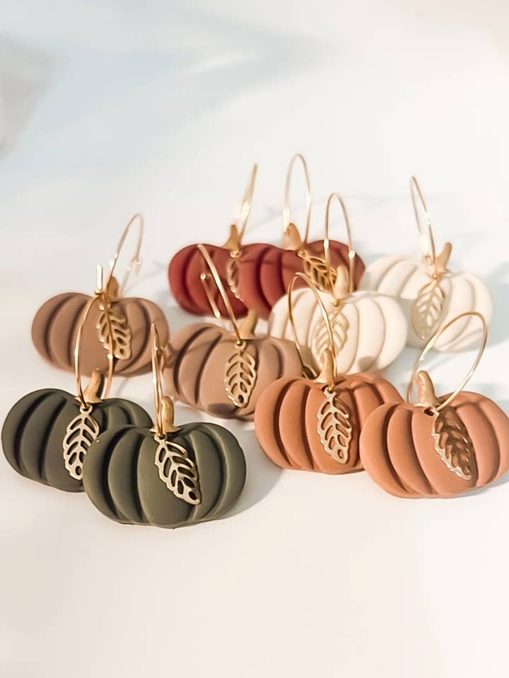 Orecchini a cerchio in argilla a forma di zucca, orecchini autunnali in argilla, orecchini a forma di zucca per la vendita all'ingrosso da parte di Asden & Ash Design