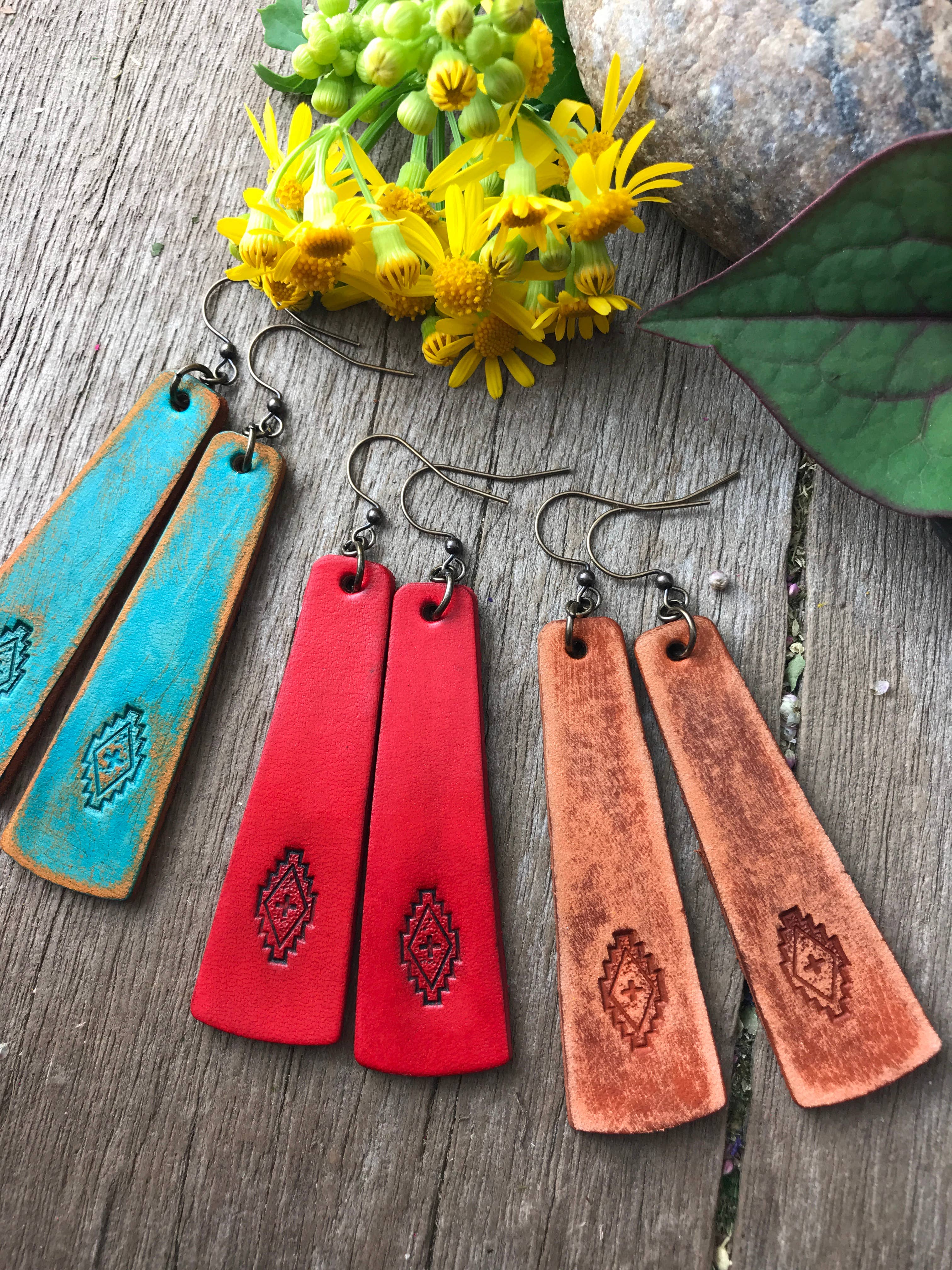 Red Pony Leather Goods – Brincos de argola por atacado – Brincos de couro com barra estilo western trabalhados à mão7