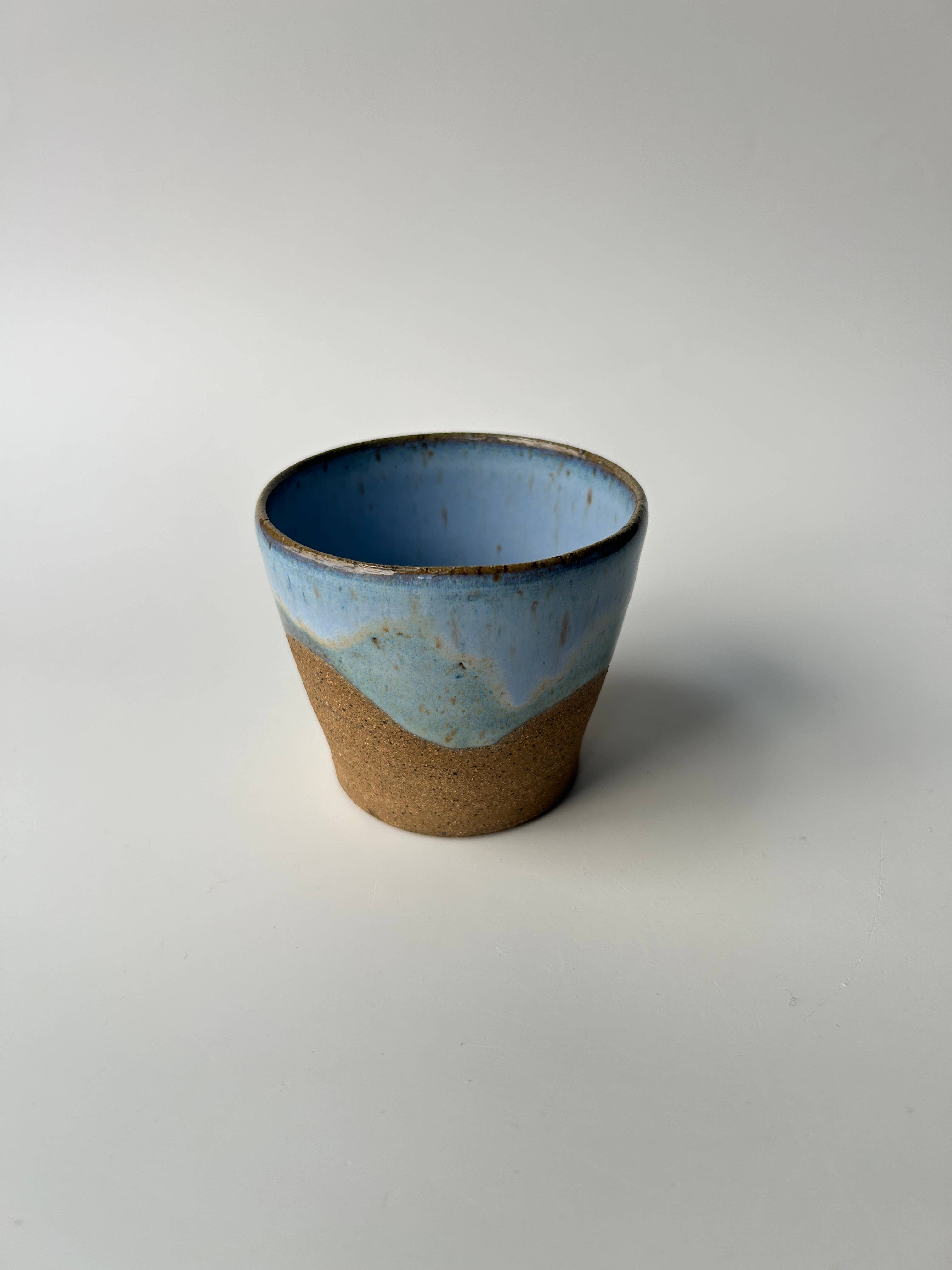 Sarah Mennell Ceramics - Vente Tasse à café/thé - Tasse en céramique faite à la main – Vague bleue1