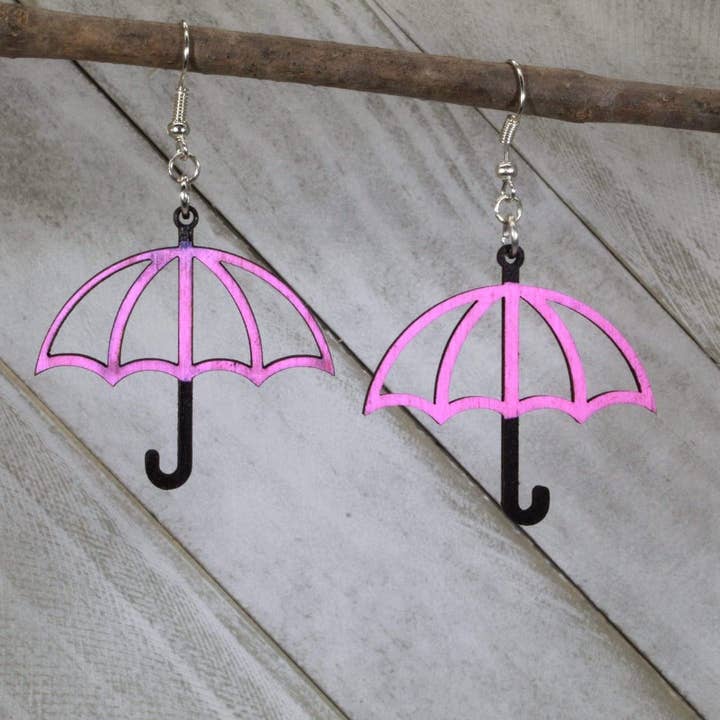Boucles d'oreilles pendantes en bois parapluie Rainy Day pour la vente par Cates Concepts