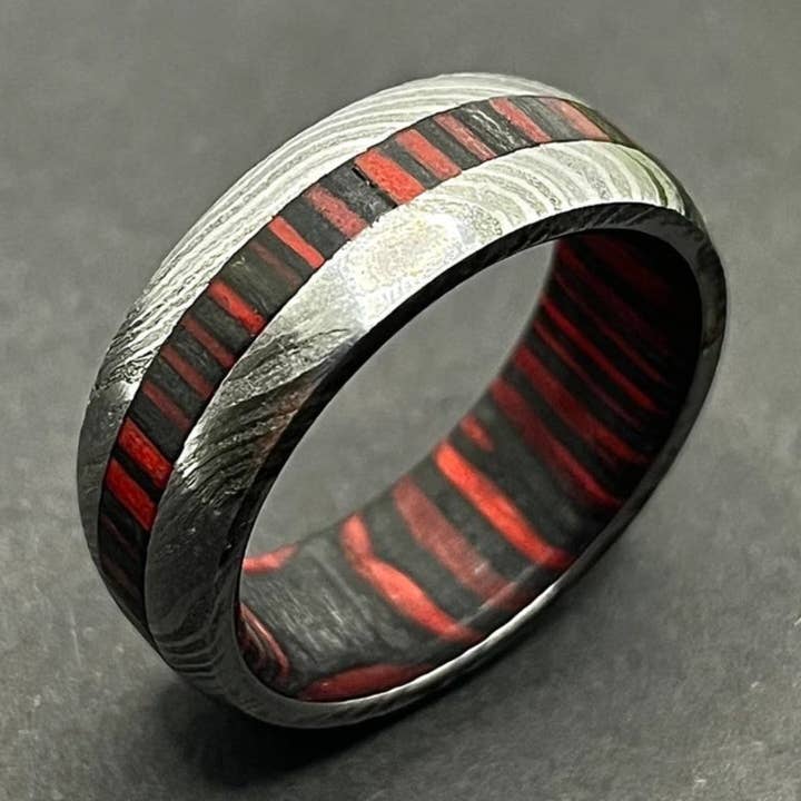 Bague de mariage en acier de Damas fait main | Anneau minimaliste pour homme de 8 mm | Cadeau unique pour anniversaire et garçons d'honneur | Incrustation en Pakkawood pour la vente par RustyStudioUSA